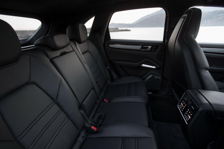 Интерьер Porsche Cayenne Turbo 2017 года  (WW) (фото 6 из 45)